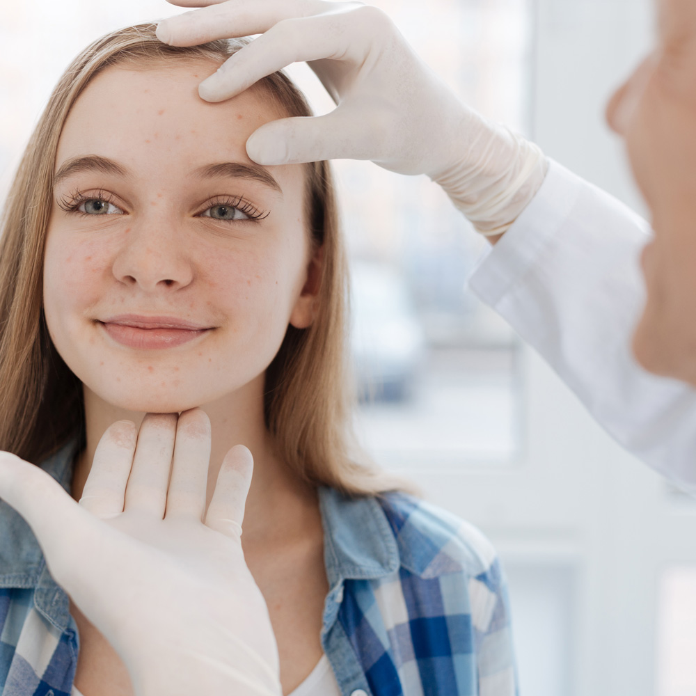 paciente em consulta pneumológica preventiva, pneumologista explicando cuidados respiratórios, ambiente acolhedor