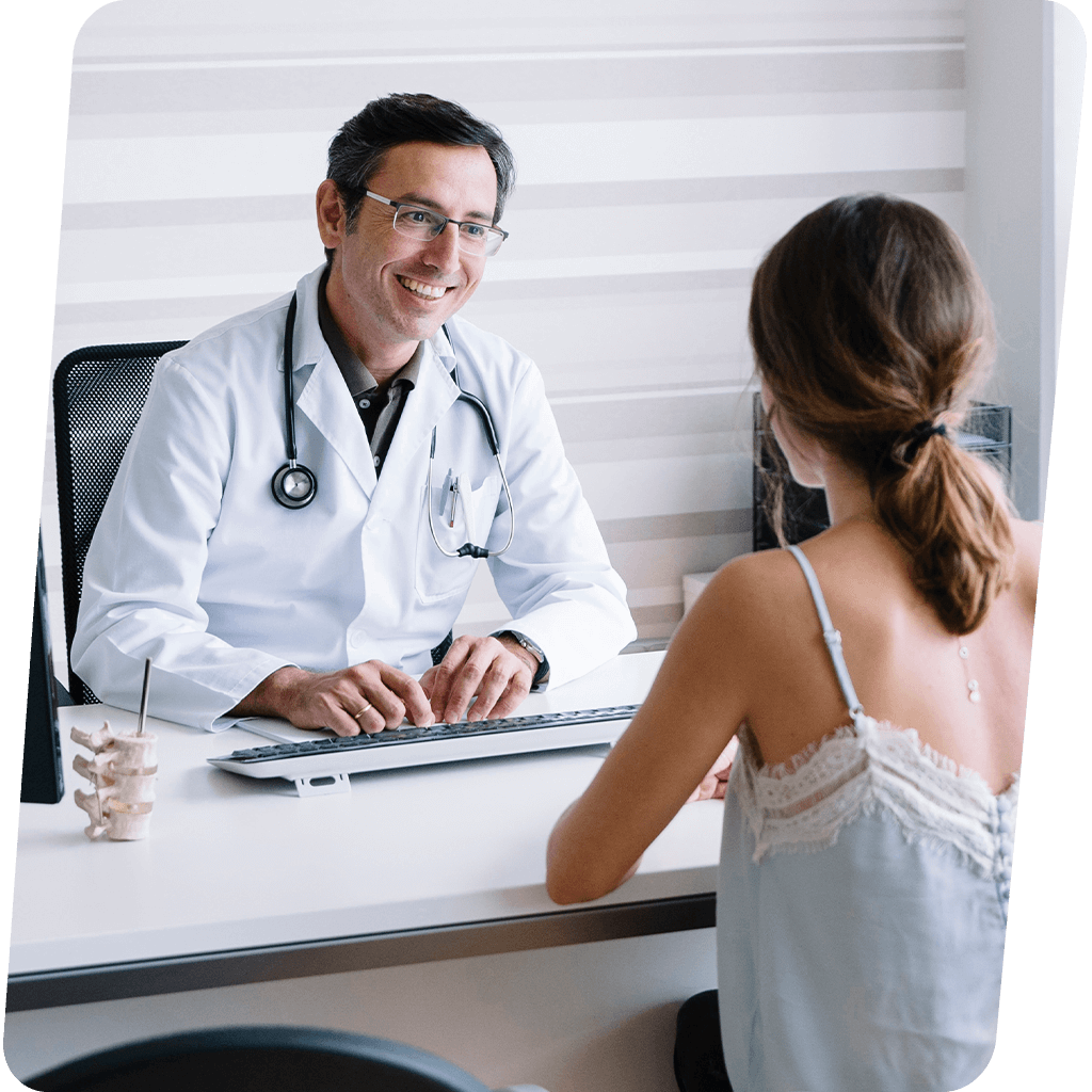 dermatologista examinando paciente em consultório moderno, interação profissional de saúde